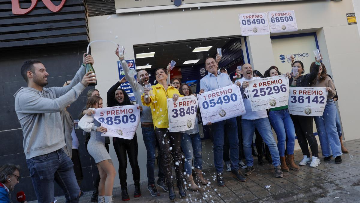 Cómo cobrar un décimo compartido de la Lotería de Navidad (y quién paga los impuestos)