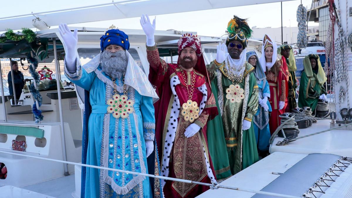 Los Reyes Magos llegan por tierra, mar y aire