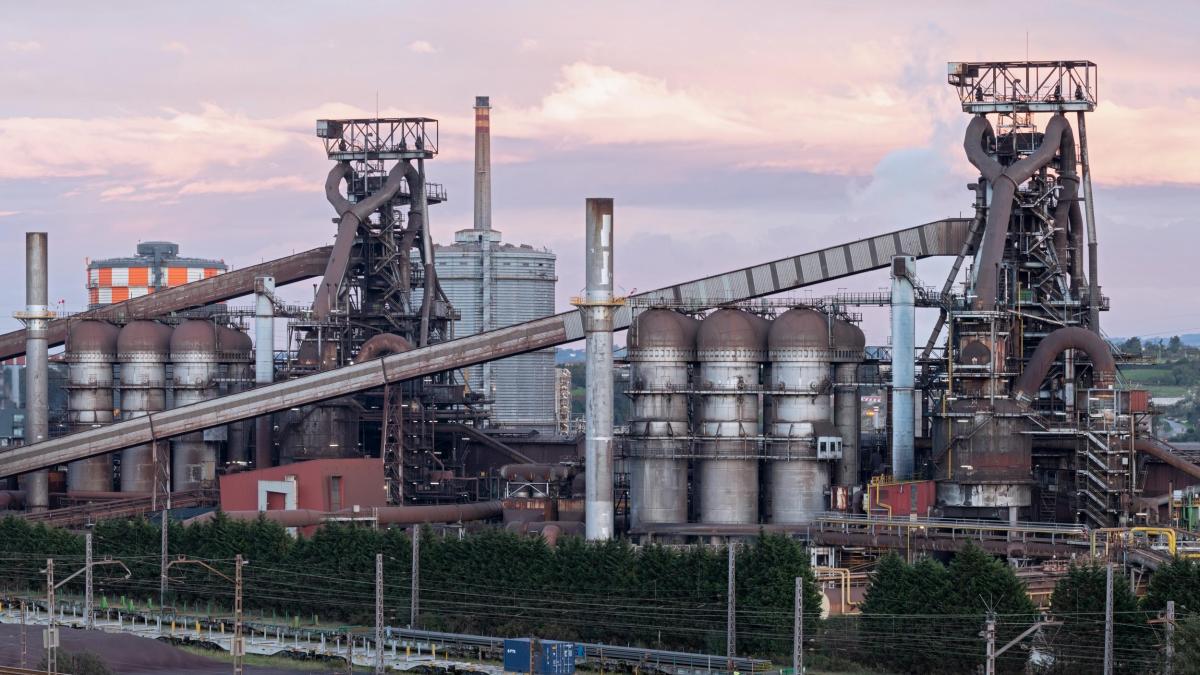 ArcelorMittal: a los altos hornos se les bajan los humos