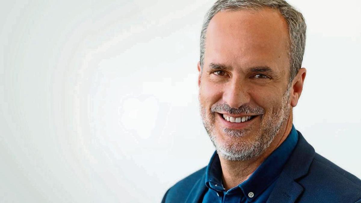 La faceta más privada de Santi Acosta, presentador de ‘¡De viernes!’: 2 matrimonios, una polémica ruptura y 3 hijos adolescentes que no quieren saber nada del periodismo