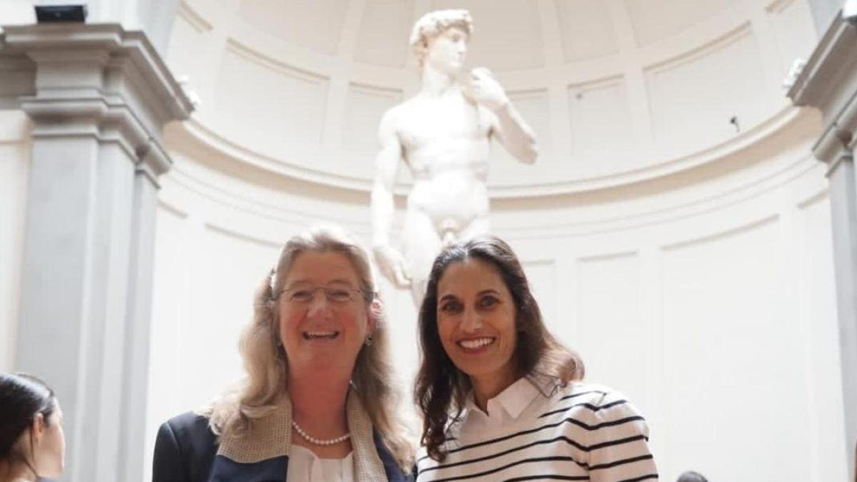 Florencia homenajea a la profesora despedida por enseñar a sus alumnos el David de Miguel Ángel