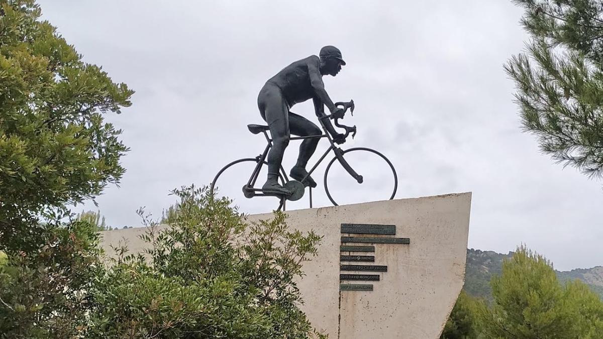 Roban la escultura de un ciclista a tamaño real situado en la cima del Xorret del Catí