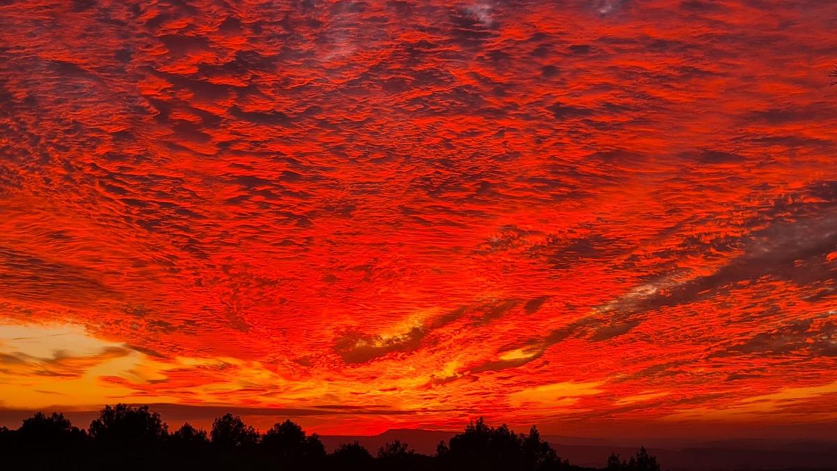 Carretera hacia el cielo rojo en Moià