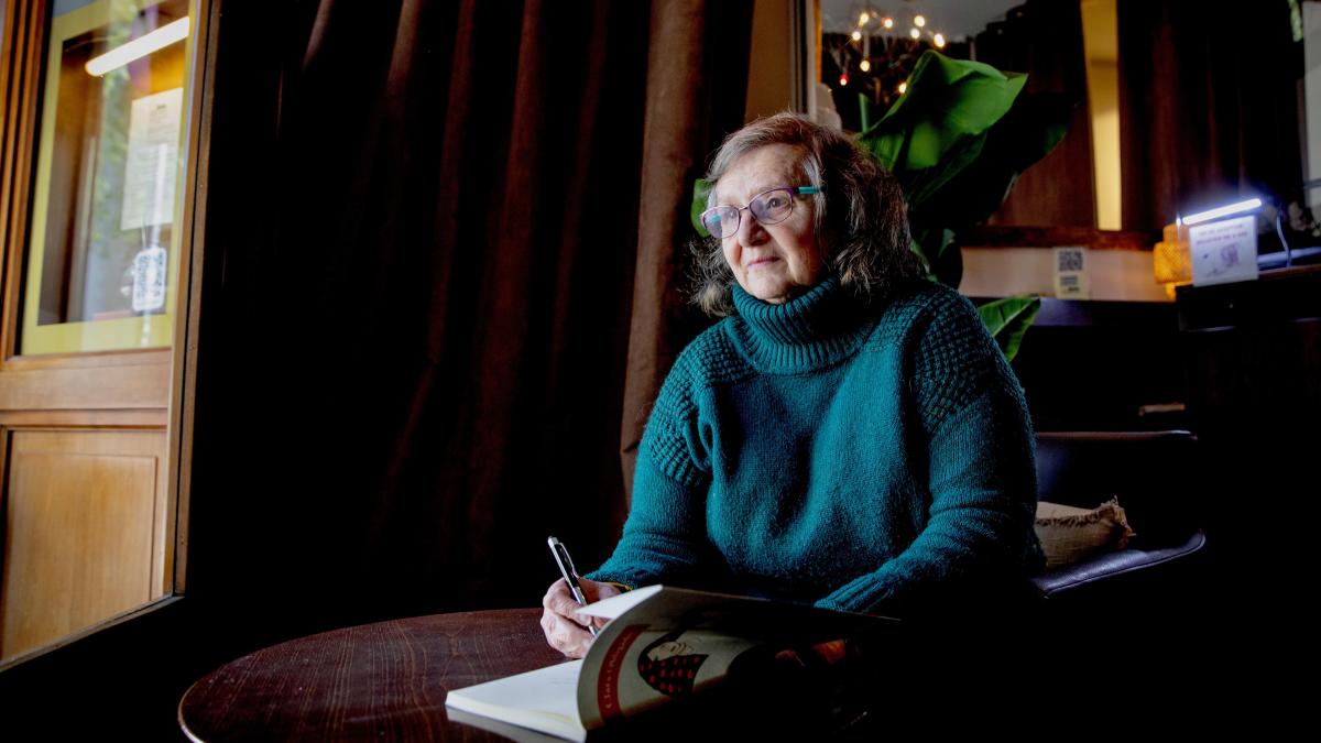 Clara Obligado: “Las abuelas de mi generación fuimos hippies y nos salimos del tópico del ganchillo”