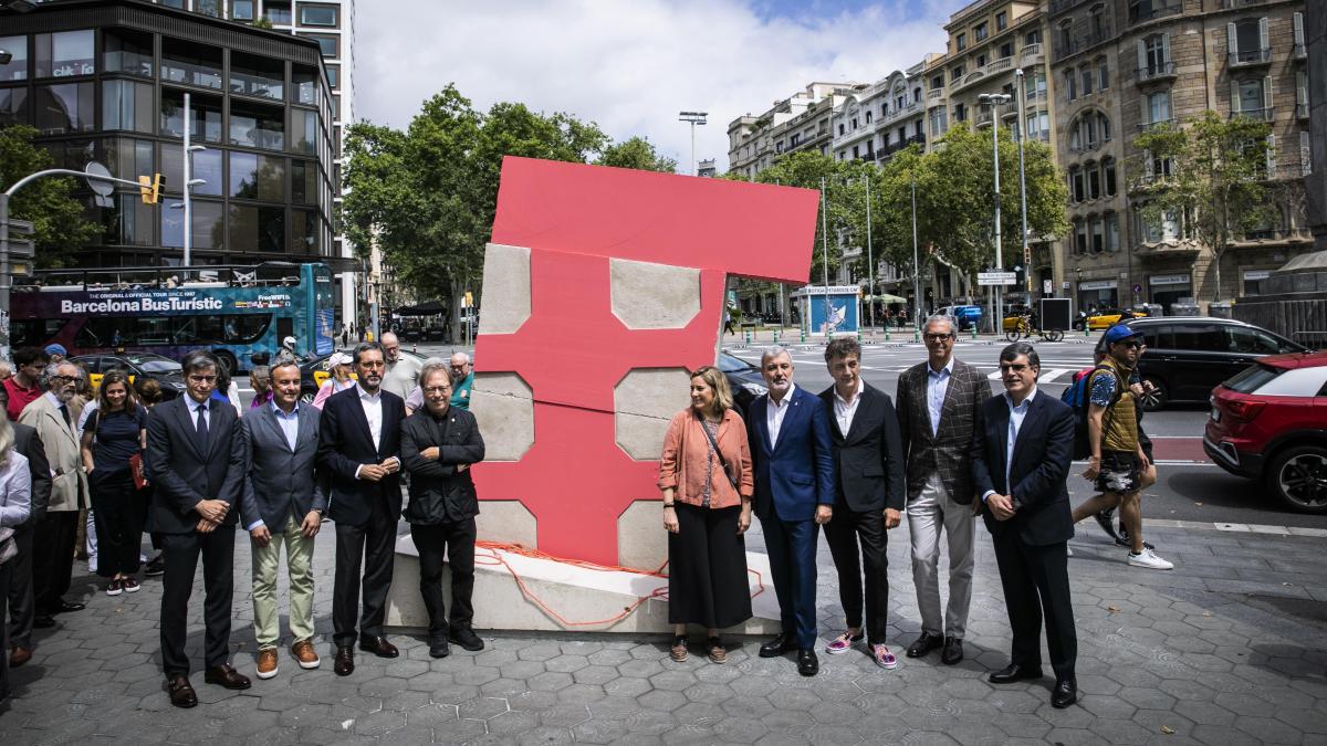 El paseo de Gràcia estrena la escultura conmemorativa de su 200 aniversario