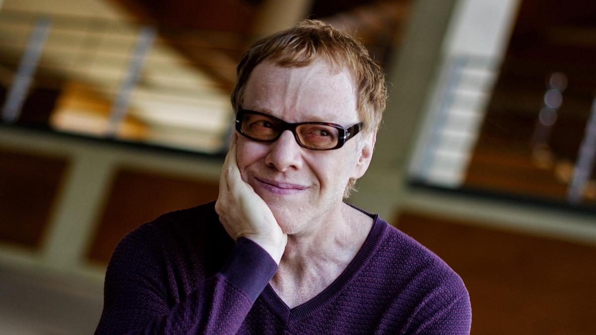 El compositor Danny Elfman (Los Simpsons), acusado de difamación, acoso sexual y servir un “Martini con semen” a una mujer