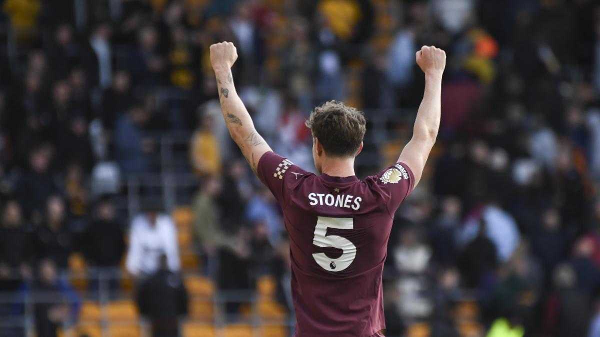 Stones, con un gol en el descuento, mantiene al City en la puja (1-2)