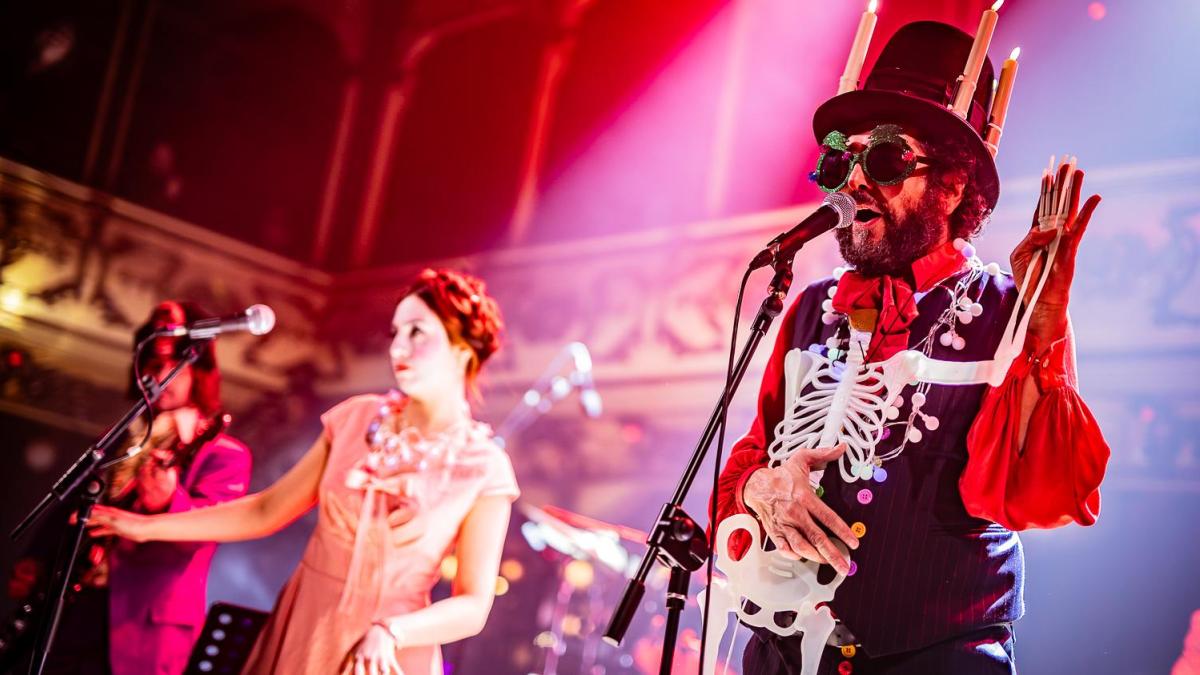 Swing navideño con Vinicio Capossela (★★★✩✩)