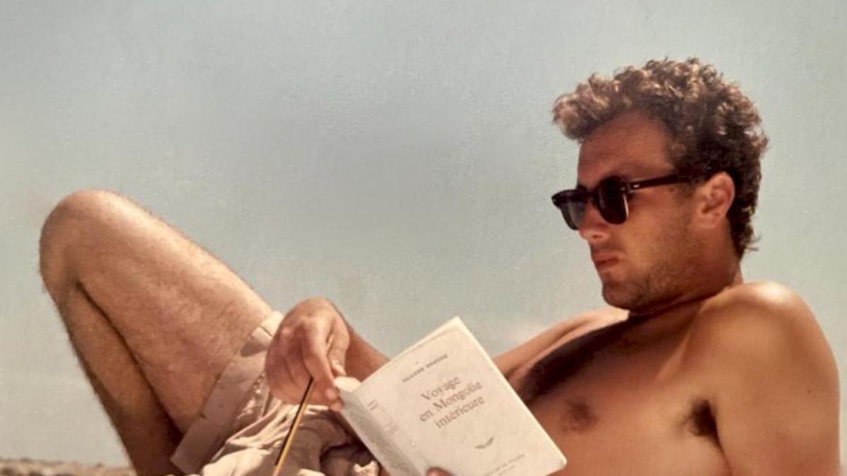 Emili Manzano dibuja la Mallorca de su infancia en un álbum de recuerdos íntimos