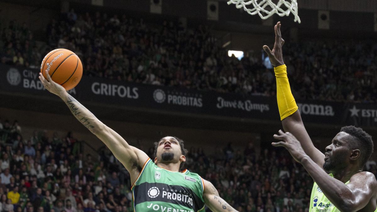 El Barça se salva por la campana en Badalona