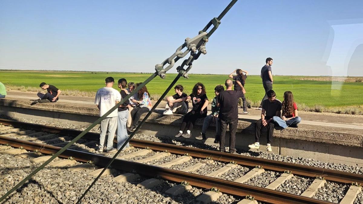 Hacer noche en la estación de Xàtiva o pasar 12 horas en un AVE a València, historias del apagón