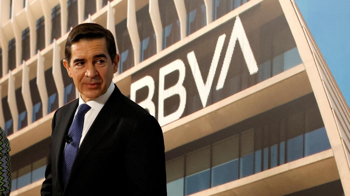 BBVA prevé que el periodo de aceptación de la opa al Sabadell se retrase a septiembre