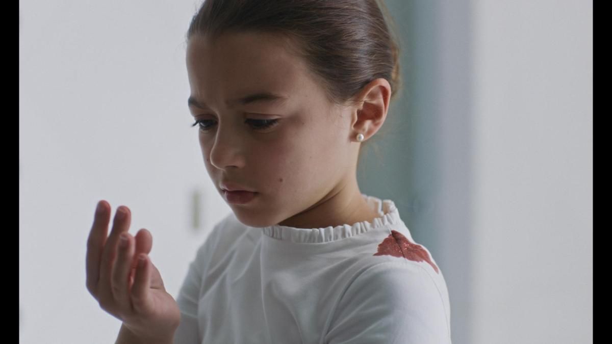 Cuando una mancha roja es un problema: el tabú de la primera regla desde el realismo mágico