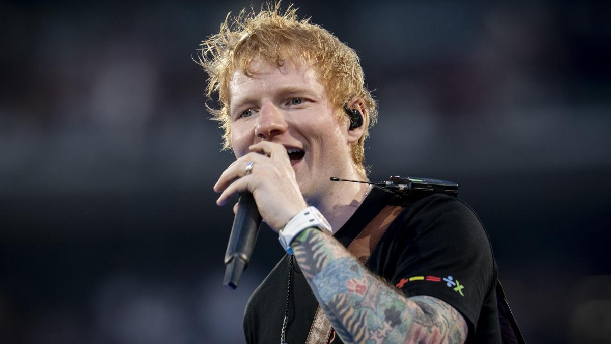 Ed Sheeran, 34 años: Nunca he tenido un six-pack en mi vida, y solo quería ver si podía lograrlo. Sigo fallando porque salgo a algún sitio y pienso me tomaré un par de cervezas