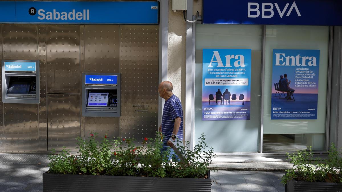 El BBVA y el Sabadell se cruzan acusaciones ante la CNMV por desinformar a los accionistas