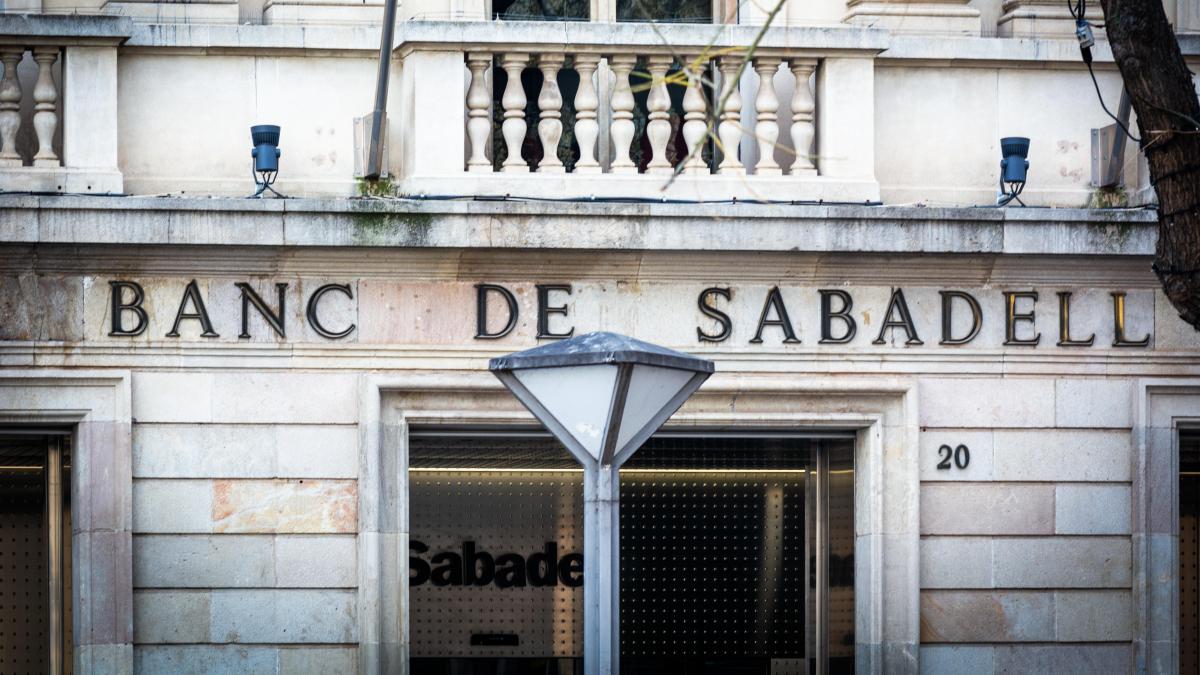 El 2,8% de los accionistas del Sabadell con acciones depositadas en el banco fueron a la opa del BBVA