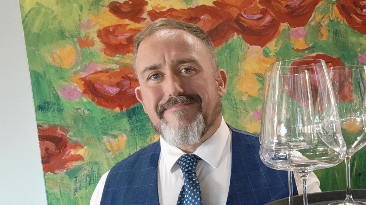 Adán Israel, sumiller: “Si el corcho del vino está limpio significa que todo está bien, pero si luce muy seco o empapado, malo; hay que hacer una pequeña cata para comprobar que esté rico y huela correctamente”