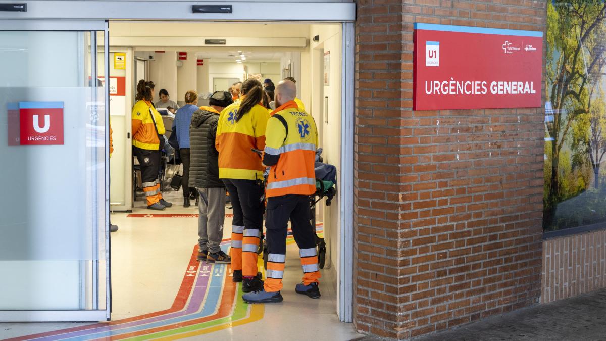 Decenas de pacientes esperan ser ingresados ante el colapso de las urgencias por la gripe