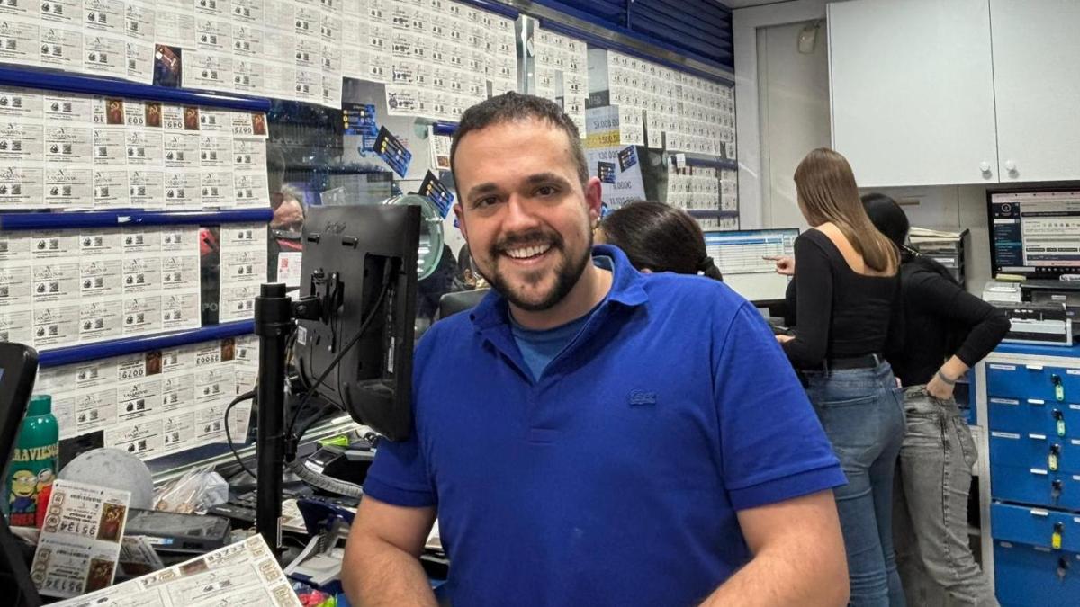 Víctor Fernández, lotero, 32 años: “Por cada décimo de la Lotería de Navidad solo ganamos 90 céntimos, aunque la gente piense que nos forramos”