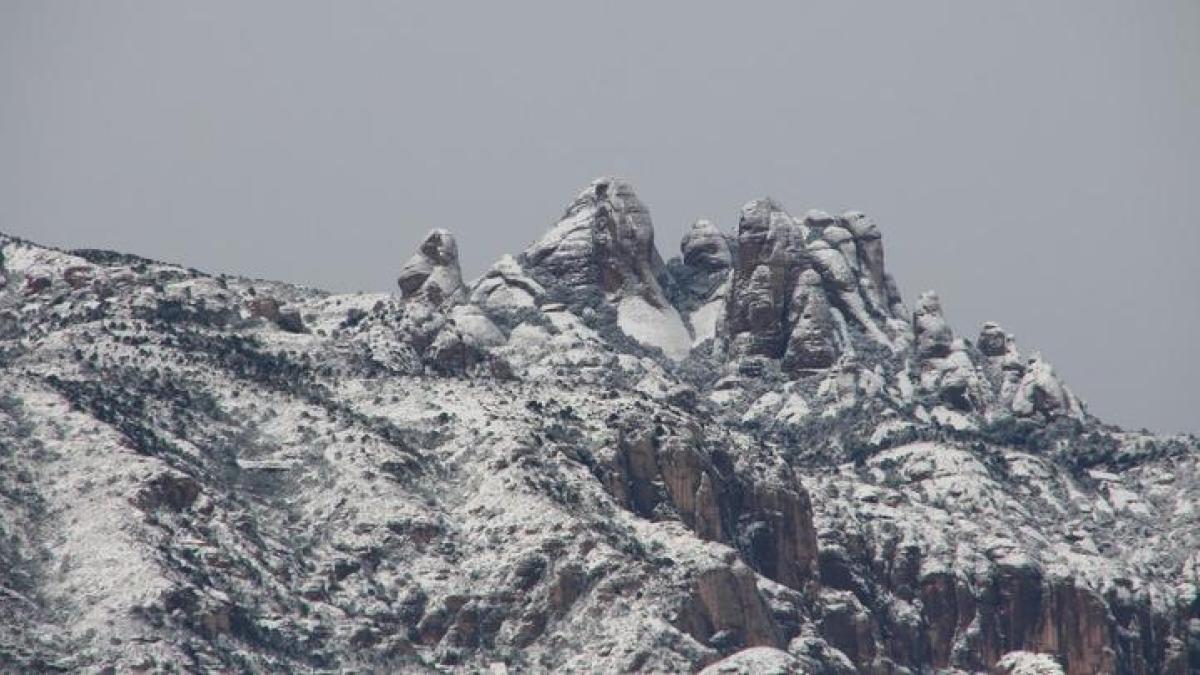 Los bomberos rescatan a dos escaladores atrapados por la nevada en Montserrat