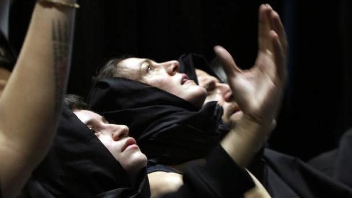 Marina Abramovic (★★✩✩✩), corta y pega