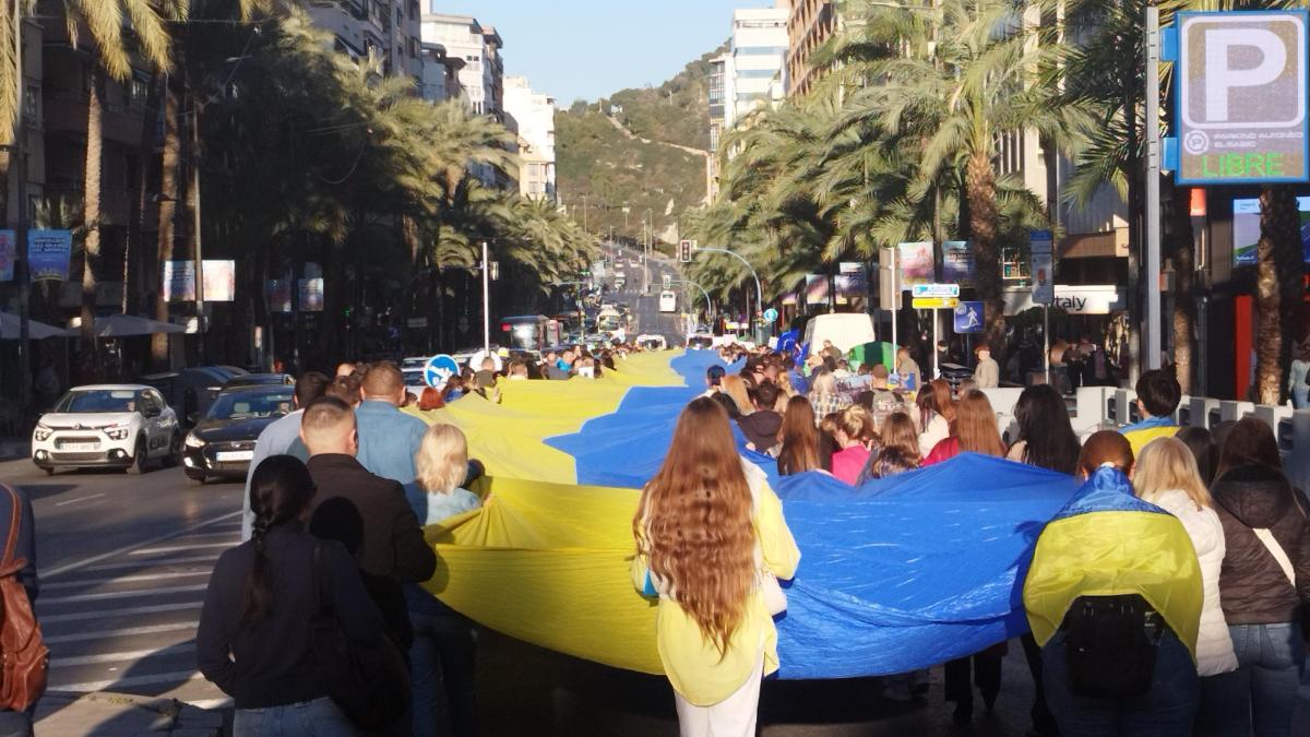 Cientos de ucranianos se manifiestan en Alicante en el cuarto aniversario de la invasión