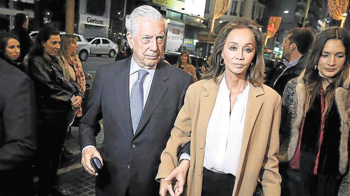 Vargas Llosa vuelve a Argentina con aire triunfal