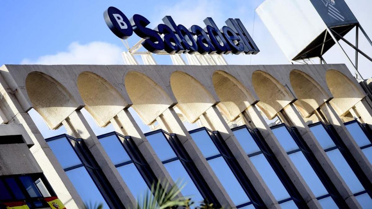 Alicante recibe la marcha del Sabadell como un golpe moral y teme sufrir sus consecuencias