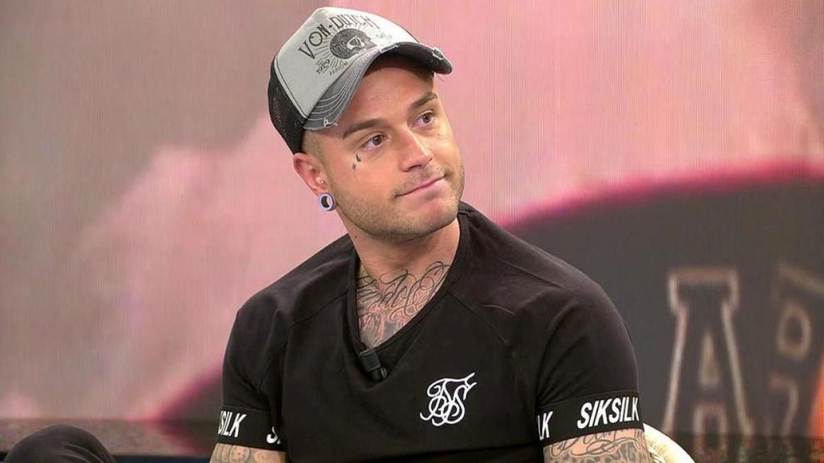 Adrián Rodríguez ('Física o química') sorprende con su nueva faceta como 'speaker' de boxeo