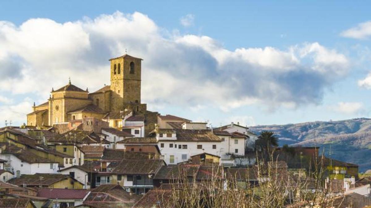 Calles medievales, una judería y una iglesia-castillo: el pueblo más bonito de España para viajar en noviembre, según National Geographic