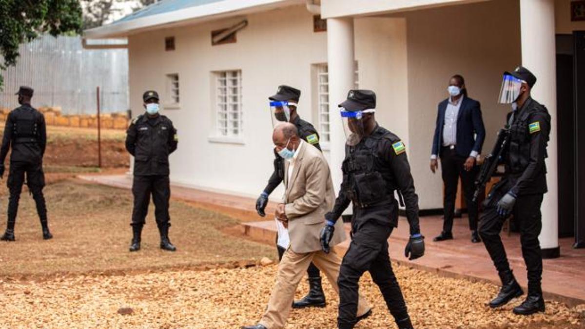 El héroe de Hotel Ruanda, condenado a 25 años de cárcel por terrorismo