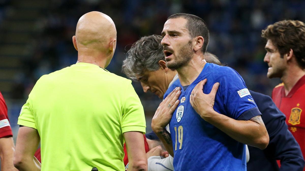 Bonucci deja a Italia con diez contra España antes del descanso
