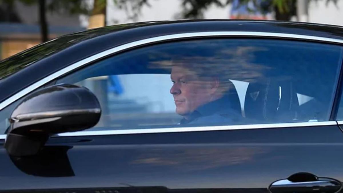 Decenas de aficionados del Barça golpean el coche de Koeman en su salida del Camp Nou