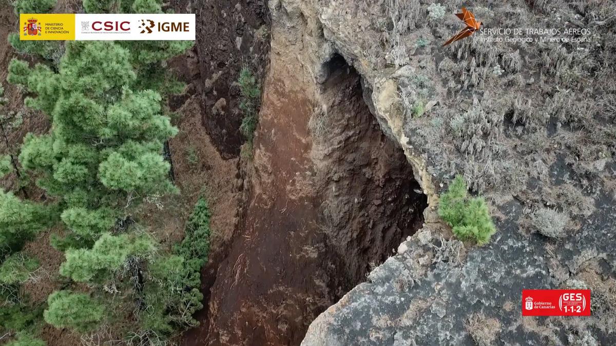 Un deslizamiento de tierra deja atrapados a los bomberos de la Palma un par de horas