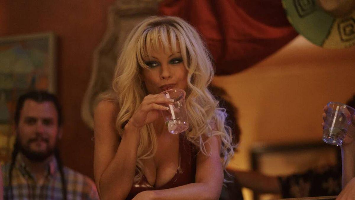 Lily James necesitó 50 pares de pechos falsos para transformarse en Pamela Anderson