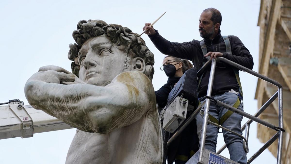 Incendian la copia del David en Florencia, tapada con una tela en solidaridad con Ucrania