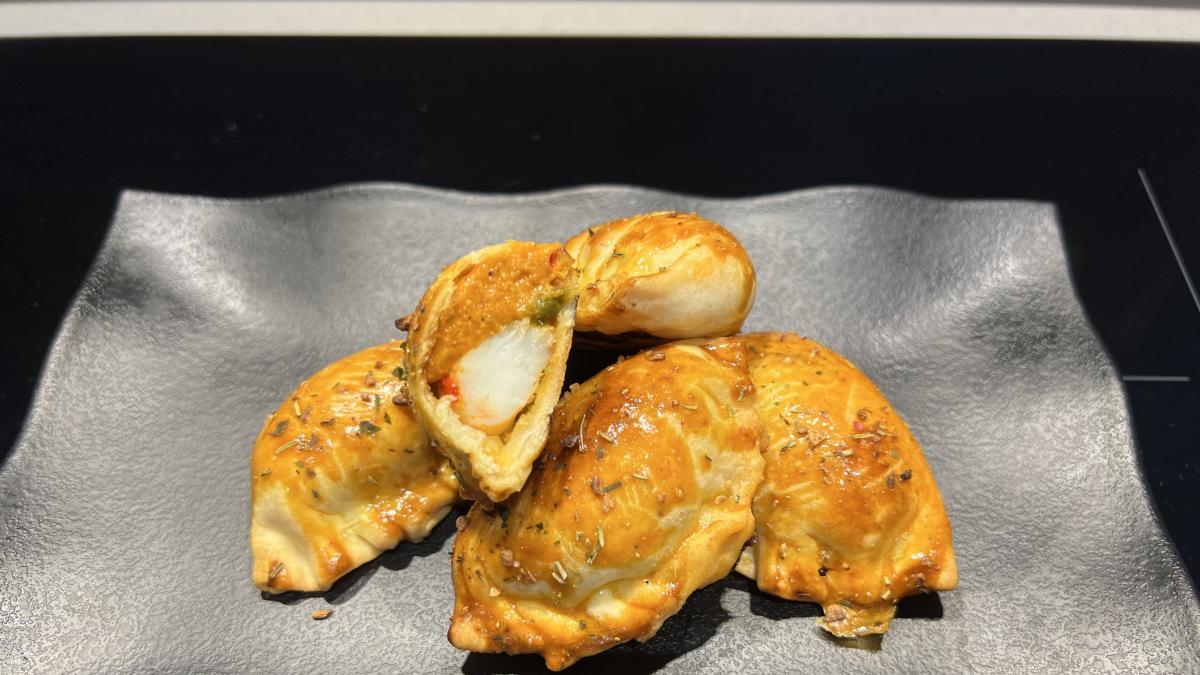 Prepara esta sabrosa receta de empanadas de langostinos y romesco de Miquel Antoja
