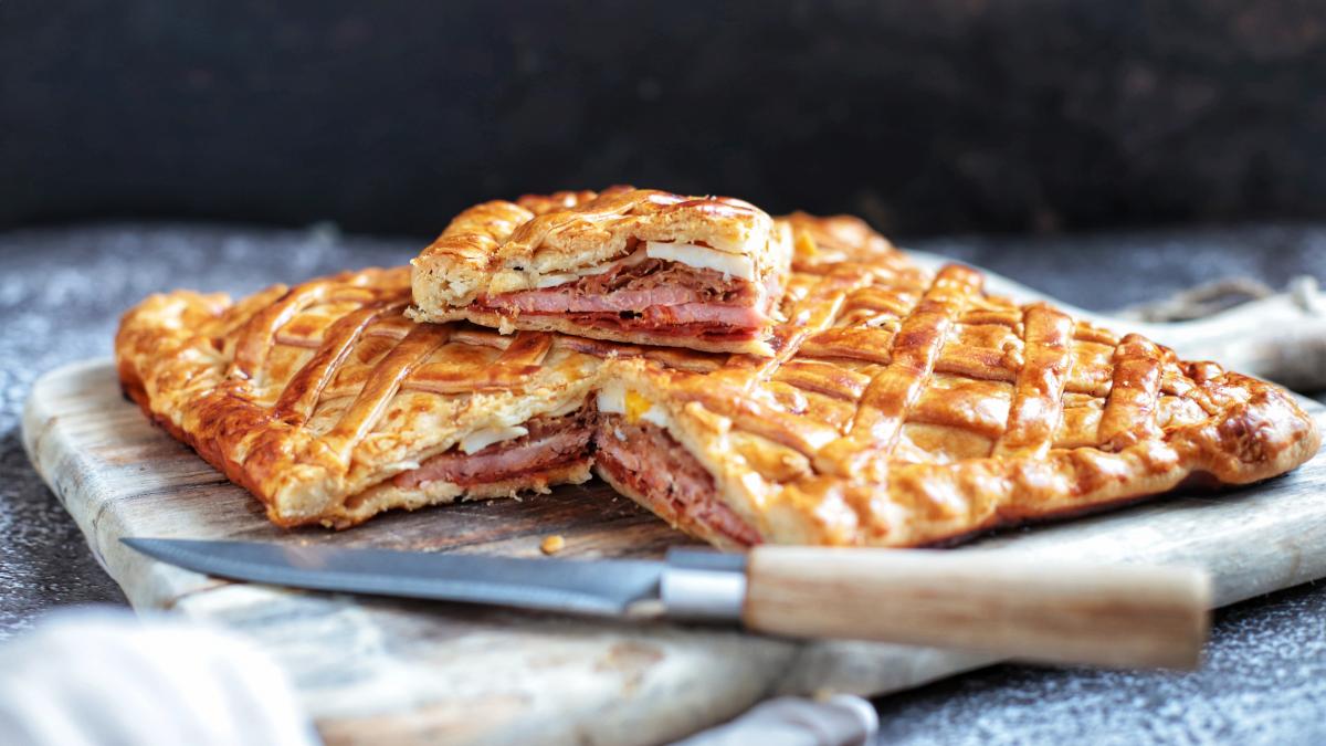 Hornazo de Salamanca, la receta de empanada con lomo, chorizo y jamón más jugosa