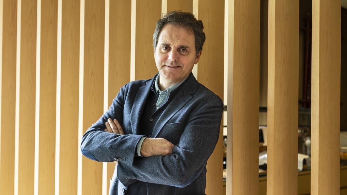 El escritor Domingo Villar, en estado muy grave tras sufrir un ictus