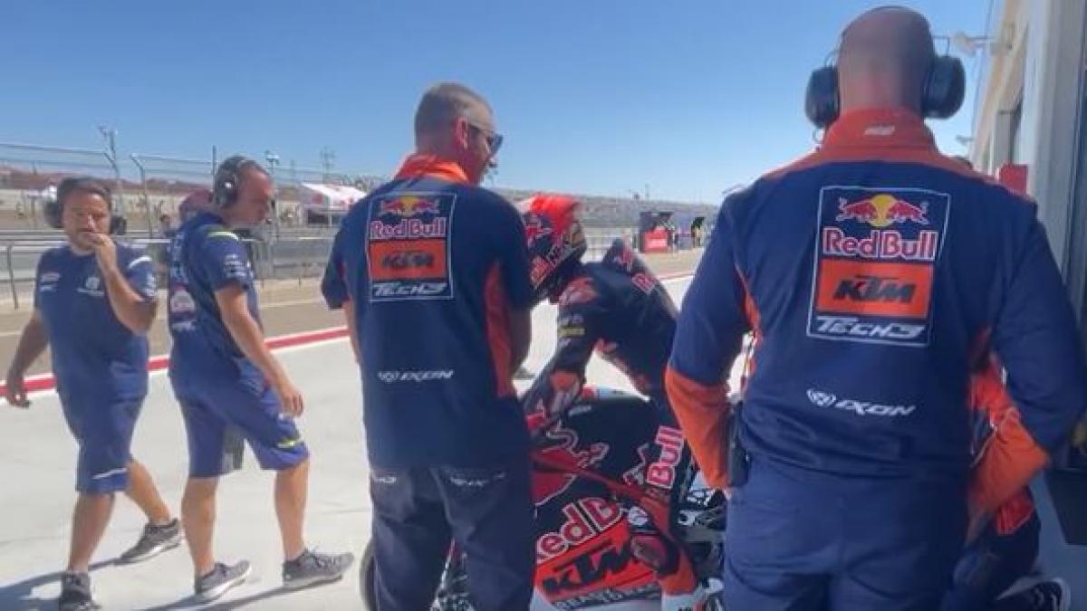 Lo nunca visto en MotoGP: dos mecánicos frenan a un piloto rival