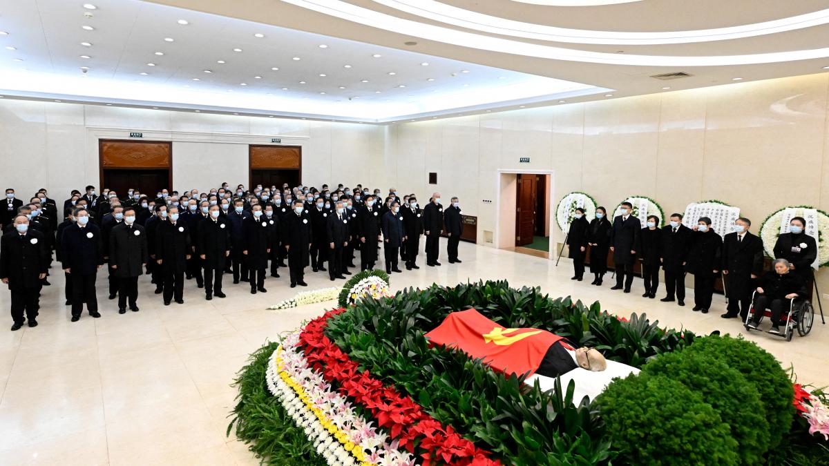 Xi agradece al difunto líder Jiang Zemin la supervivencia del Partido en tiempos convulsos