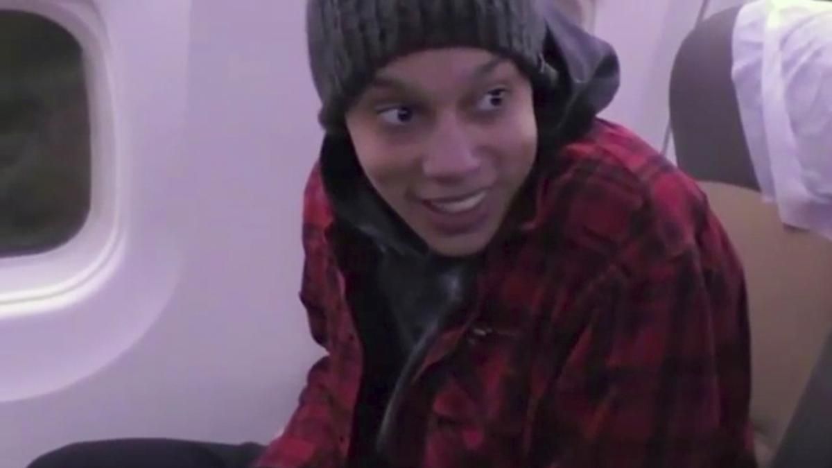 Rusia libera a la jugadora de baloncesto estadounidense Brittney Griner a cambio del traficante de armas Viktor Bout