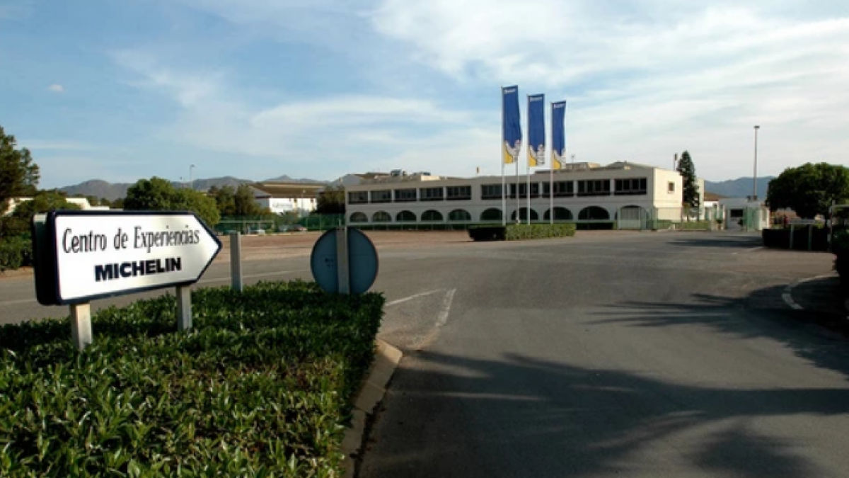 Muere un empleado en Almería tras caerle encima una plancha de 100 kilos