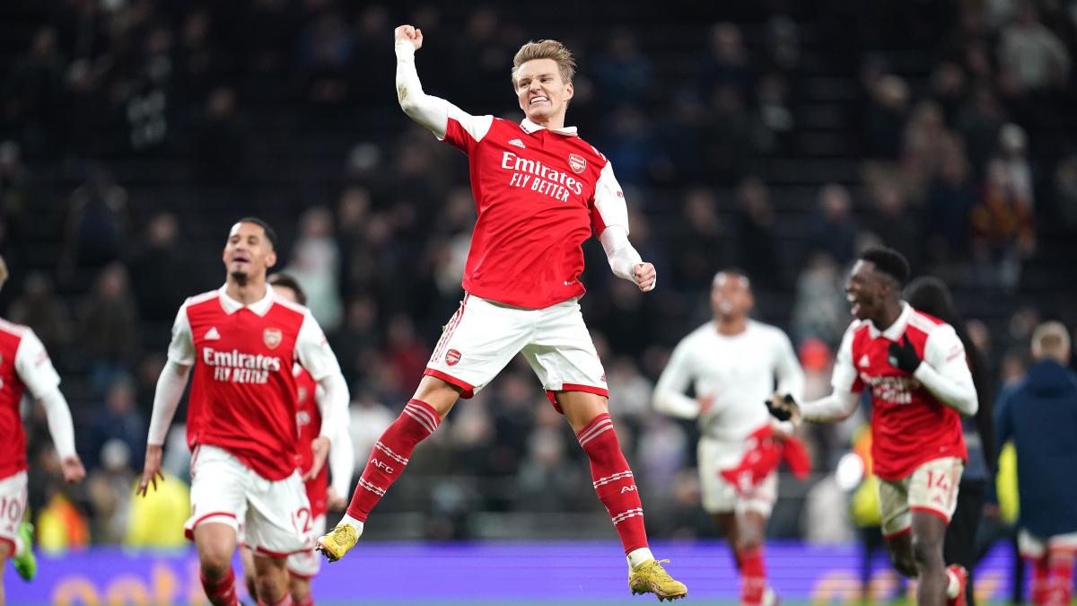 Golpe de autoridad del Arsenal, más líder