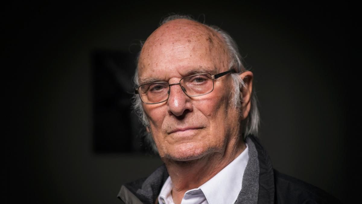 Cuatro mujeres y siete hijos: la vida sentimental convulsa y muy privada de Carlos Saura