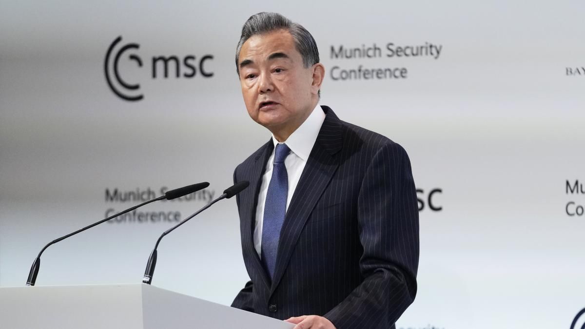 El jefe de la diplomacia china llega a Moscú y dice que hay que buscar la paz