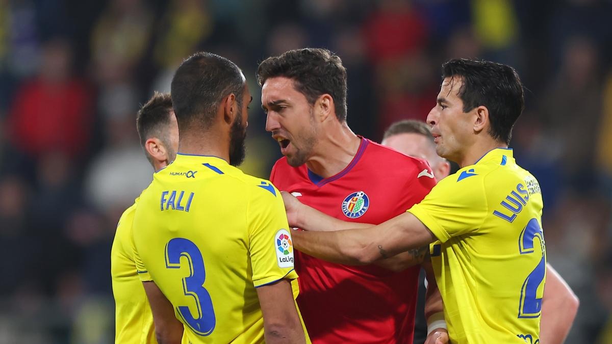 El acta del polémico Cádiz - Getafe denuncia varios intentos de agresión contra los árbitros