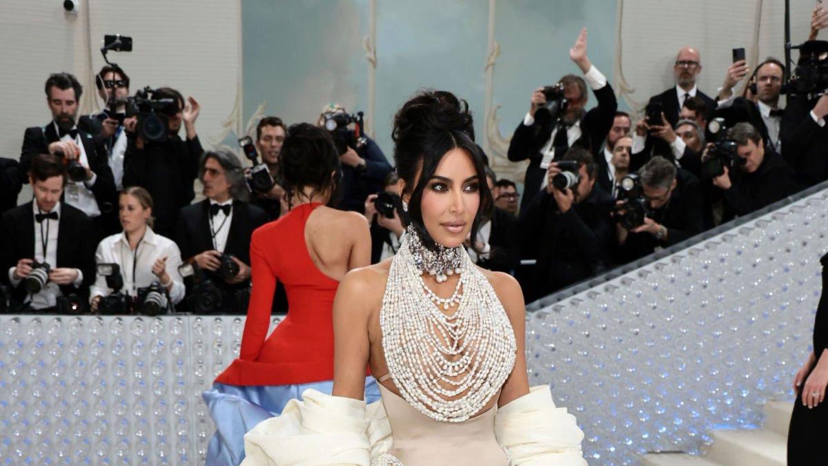 Kim Kardashian no defrauda y lleva uno de los vestidos más raros de la gala Met 2023