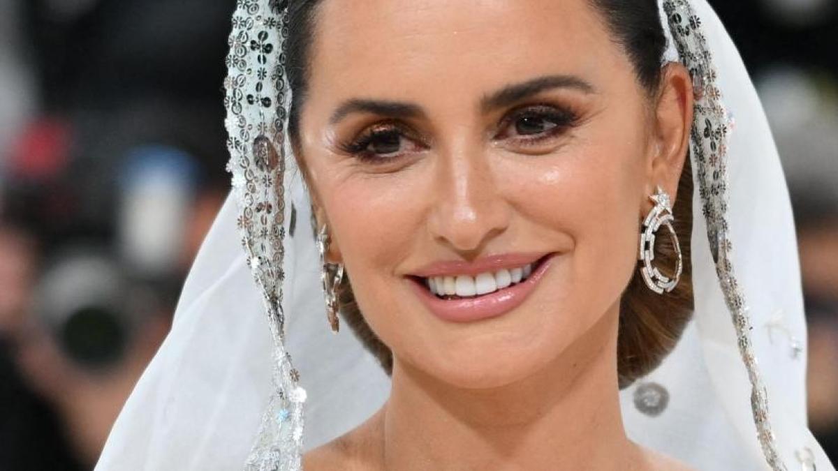Penélope Cruz aparece vestida de Cenicienta en la gala Met 2023