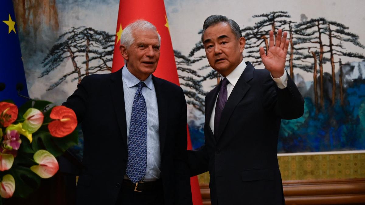 Borrell llama a Pekín a restablecer la confianza y Wang Yi pide no politizar el comercio
